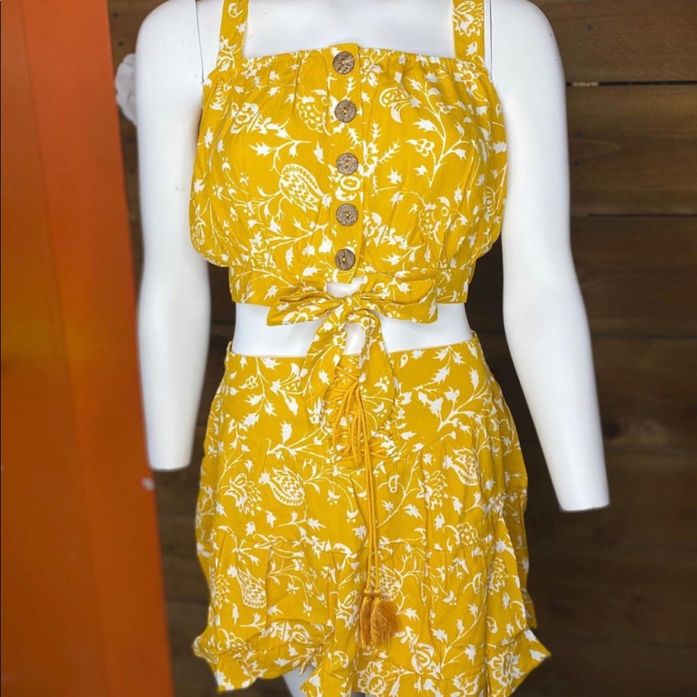 Crops top with skirt